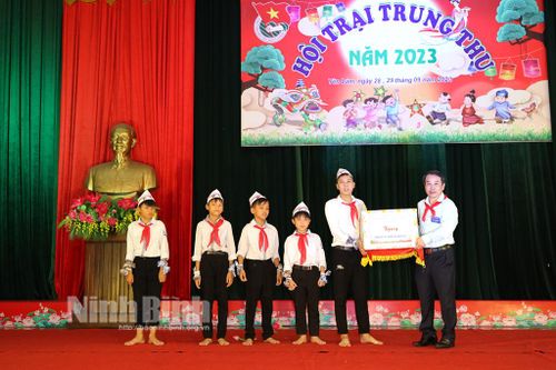 Đồng chí Phó Chủ tịch Thường trực HĐND tỉnh thăm, tặng quà nhân dịp Tết Trung thu