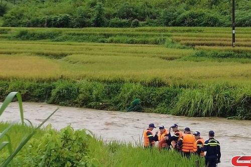 Phù Yên mưa lũ cuốn trôi 2 người và 1 người mất tích