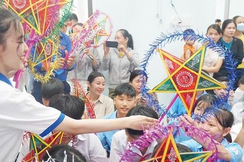 'Lồng đèn thắp sáng ước mơ' mùa Trung thu
