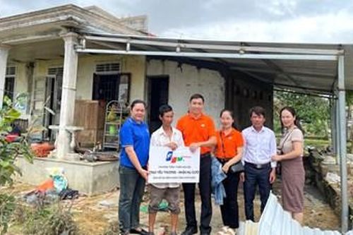 Nhiều suất quà hỗ trợ người dân có nhà tốc mái ở Quảng Điền