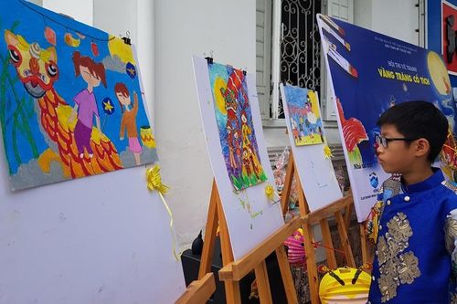 'Vầng trăng cổ tích' qua nét vẽ của thiếu nhi