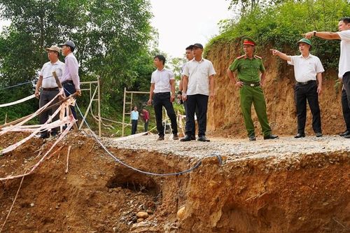 Lãnh đạo Hương Thủy kiểm tra an toàn hồ, đập mùa mưa bão