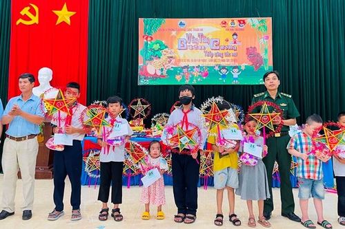 Tặng 50 suất quà tại chương trình 'Vầng trăng Biên cương - Thắp sắng ước mơ'