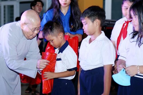 Chùa Phước Viên, nhóm từ thiện Toàn Giác trao quà trung thu đến các em thiếu nhi