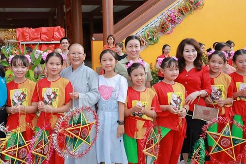 Các tự viện tổ chức chương trình Tết Trung thu, tặng quà cho các em thiếu nhi