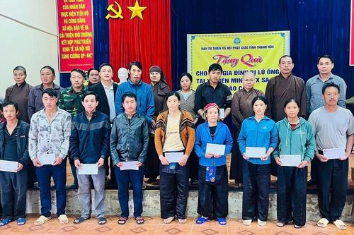 Ban Từ thiện xã hội GHPGVN tỉnh Thanh Hóa trao quà bà con vùng lũ