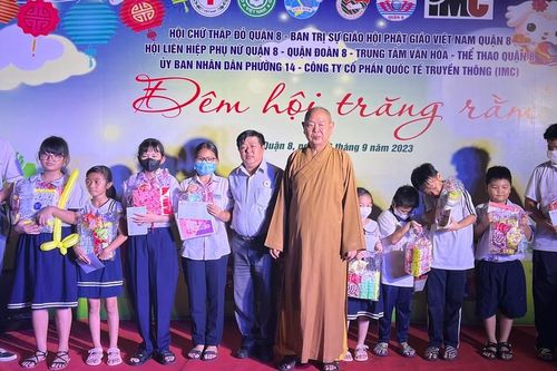 Ban Trị sự GHPGVN Q.8 và các tự viện trên địa bàn quận tổ chức Đêm hội Trăng rằm cho thiếu nhi