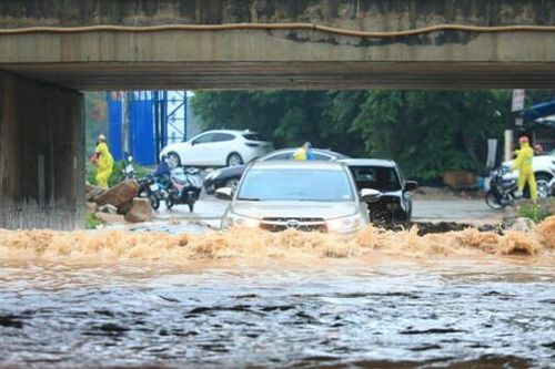 Lái xe thế nào cho an toàn khi gặp mưa lớn?