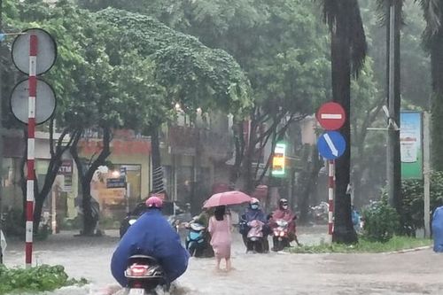 Vì sao Hà Nội xuất hiện nhiều điểm ngập úng cục bộ trong sáng 28/9?