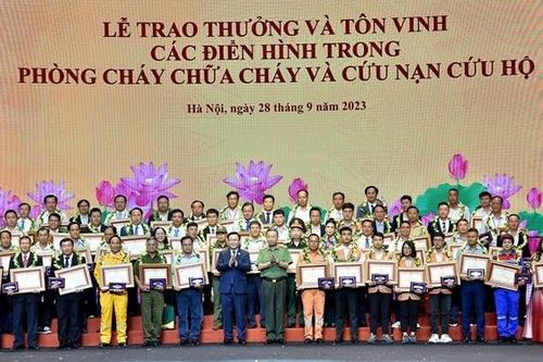 Chủ tịch Quốc hội Vương Đình Huệ dự chương trình tôn vinh các điển hình tiên tiến trong công tác phòng cháy, chữa cháy, cứu nạn cứu hộ