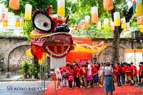 Trải nghiệm làm đồ chơi truyền thống Trung thu trên phố bích họa Phùng Hưng