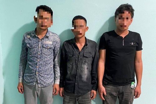 Mâu thuẫn tiền bạc, 3 đối tượng mang súng bắt giữ 'con nợ'