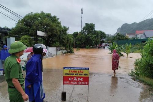 Công an Thanh Hóa bám địa bàn, giúp dân phòng, chống mưa lũ