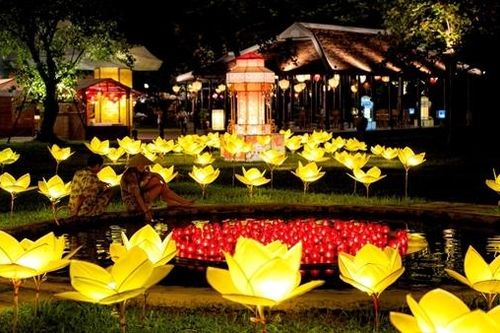 Rực rỡ sắc màu đèn lồng Trung thu bên trong Đại Nội Huế cổ kính