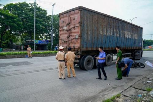 Container va chạm với xe máy trên Quốc lộ 51, một người tử vong