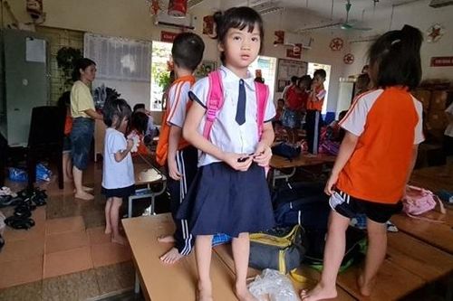 Nhiều trường học tại Hà Nội cho học sinh nghỉ học vì ngập nước