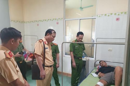 Thăm hỏi, động viên cán bộ CSGT bị thương khi làm nhiệm vụ