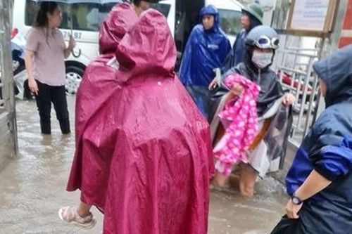 Mưa lớn, một số trường học ở Hà Đông bị ngập úng