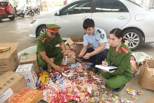 Thu giữ hàng nghìn sản phẩm đồ ăn, thức uống không rõ nguồn gốc