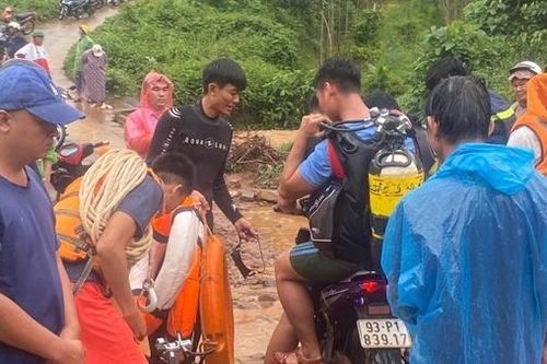 Thanh niên bị nước lũ cuốn mất tích khi đi qua cầu