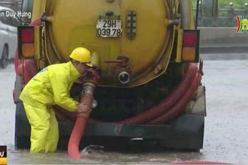 Giao thông ùn tắc, Hà Nội ngập sâu sau mưa lớn