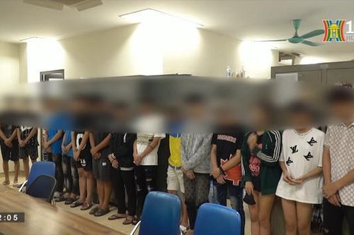 Làm rõ nhóm thiếu niên ném vỏ chai bia vào người đi đường