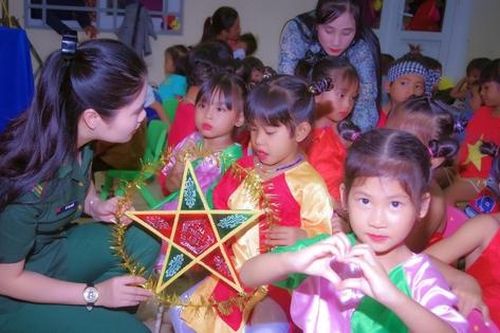 Đêm trăng tròn đầy giữa mưa dông A Lưới