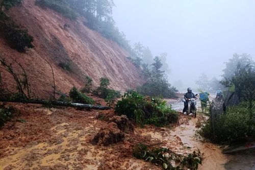 Lào Cai mưa lớn, sạt lở gây tắc đường ở Sa Pa