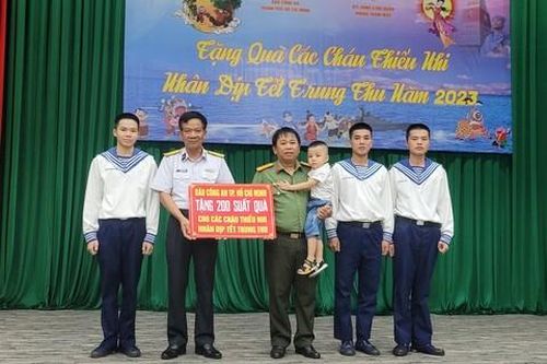 200 phần quà đến với con em cán bộ, chiến sĩ Vùng 4 Hải quân