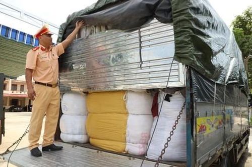 Công an huyện Bến Cầu, Tây Ninh: Bắt giữ 9 tấn vải phế liệu nhập lậu