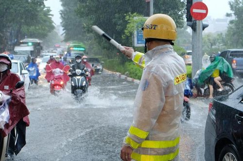 Lũ trên nhiều sông ở Bắc Bộ và Bắc Trung Bộ đang lên, cả nước tiếp tục có mưa
