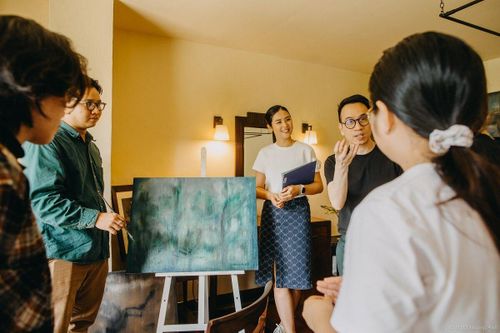 Hoa hậu Ngọc Hân đồng hành với các họa sỹ trẻ thông qua dự án xưởng sáng tác