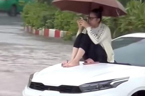 Cô gái ngồi trên ô tô lướt điện thoại giữa biển nước: Đây là kỷ niệm đáng nhớ