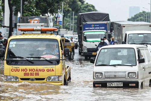 Hà Nội: Xe chết máy ở đường gom đại lộ Thăng Long, tài xế mòn mỏi chờ cứu hộ