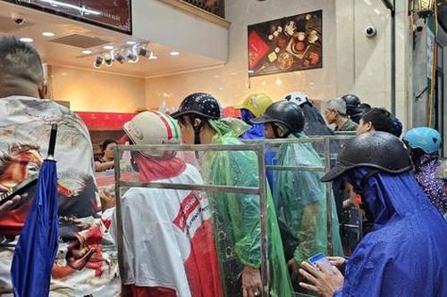 Người Hà Nội đội mưa, xếp hàng mua bánh trung thu truyền thống