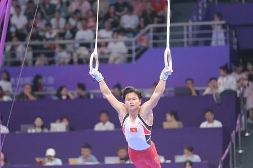Nguyễn Văn Khánh Phong giành Huy chương bạc vòng treo thể dục dụng cụ