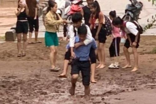 Xúc động hình ảnh thầy giáo lội bùn cõng học sinh đến trường