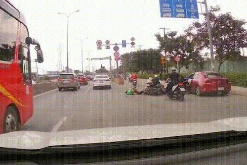 3 xe máy chồng nhau giữa đường vì một nguyên nhân từng gây hậu quả thảm khốc