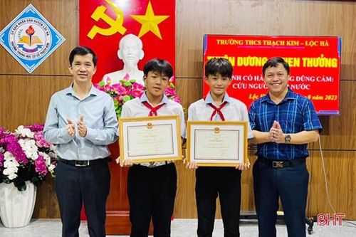 Hà Tĩnh: Khen thưởng 2 học sinh dũng cảm cứu các em nhỏ khỏi đuối nước
