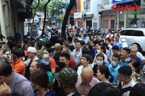 Sát rằm tháng Tám, người Hà Nội 'đội' mưa, xếp hàng hơn 2 tiếng để mua bánh Trung thu truyền thống
