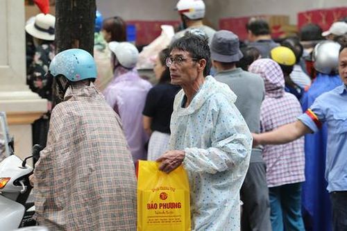 Thị trường bánh Trung thu ngày cận rằm: Nơi vắng hoe, nơi đông kín cửa