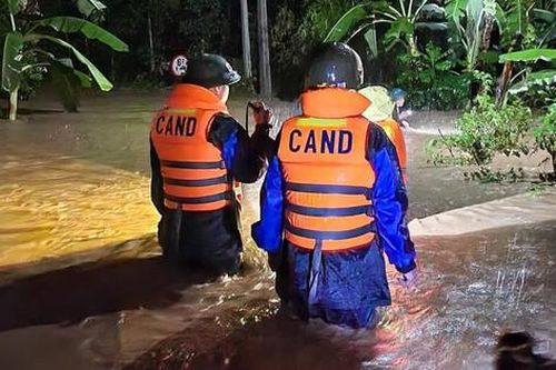 Trắng đêm dầm mình trong lũ hỗ trợ người dân