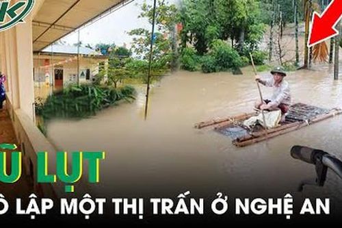 Nước lũ dâng cao chạm nóc nhà dân, cô lập một thị trấn ở Nghệ An