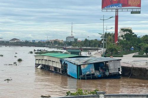 Hãi hùng nhà hàng nổi bị sóng đánh trôi ra biển Nhật Lệ