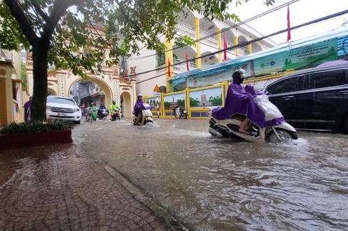 Tổng lượng mưa nhiều khu vực ở Hà Nội sáng nay đạt mức rất cao