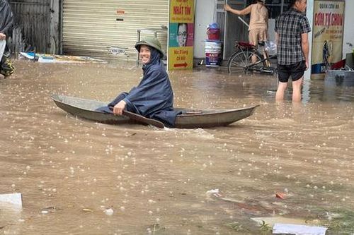 Hà Nội nước ngập mênh mông, người dân chèo thuyền trên phố