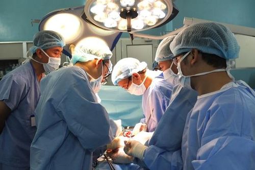 Hồi sinh niệu đạo thành công cho nữ phượt thủ sau tai nạn mở cửa xe ô tô