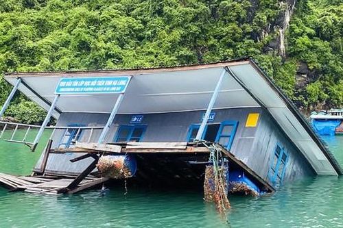 Quảng Ninh tìm cách 'cứu' nhà bè ở làng chài Cửa Vạn đang bị chìm một phần xuống biển