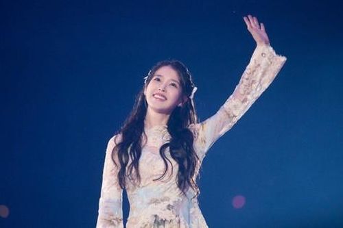 Concert kỷ niệm 15 năm của IU gây sốt với giá 'hạt dẻ' nhưng chất lượng 'miễn chê'