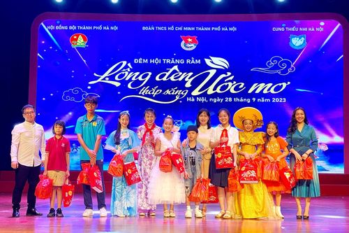 Hà Nội: 'Lồng đèn thắp sáng ước mơ' trẻ em có hoàn cảnh khó khăn